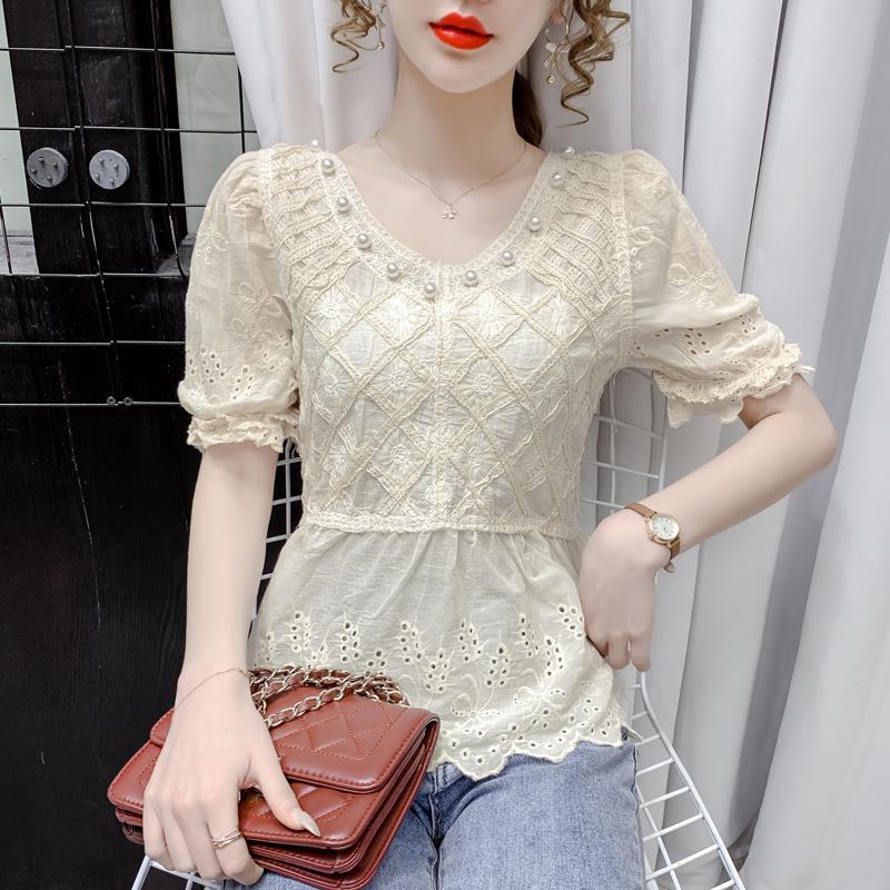 Shirt female 2021 summer new Korean version of the V-neck beaded hollow puff sleeve stitching design sense of niche tops casual